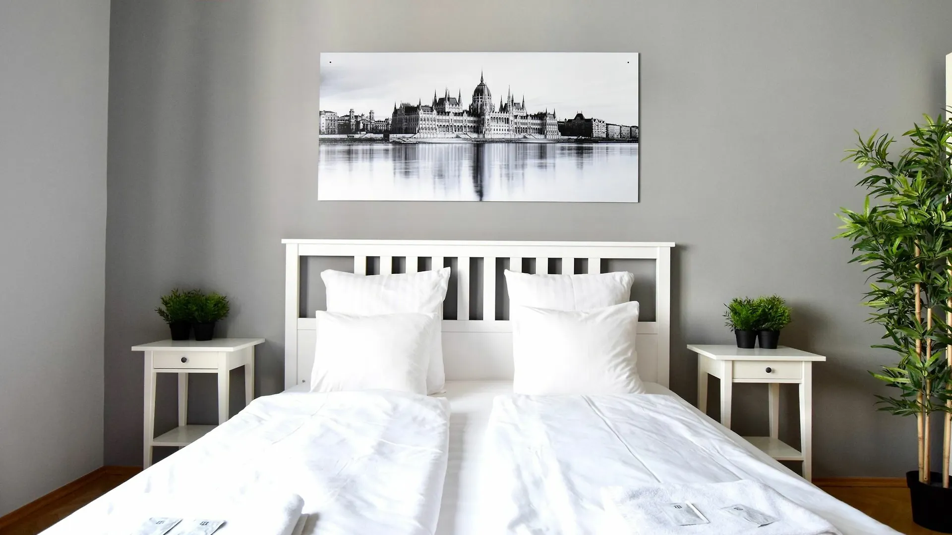 Hi5 Apartments - Luxury Suits Budapest 0*,  Hungría